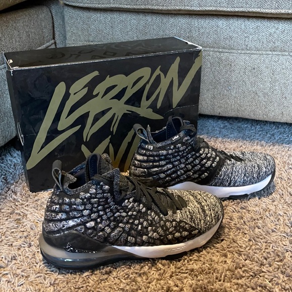 Lebron XVII GS big kid 7Y basketball shoes BQ5594